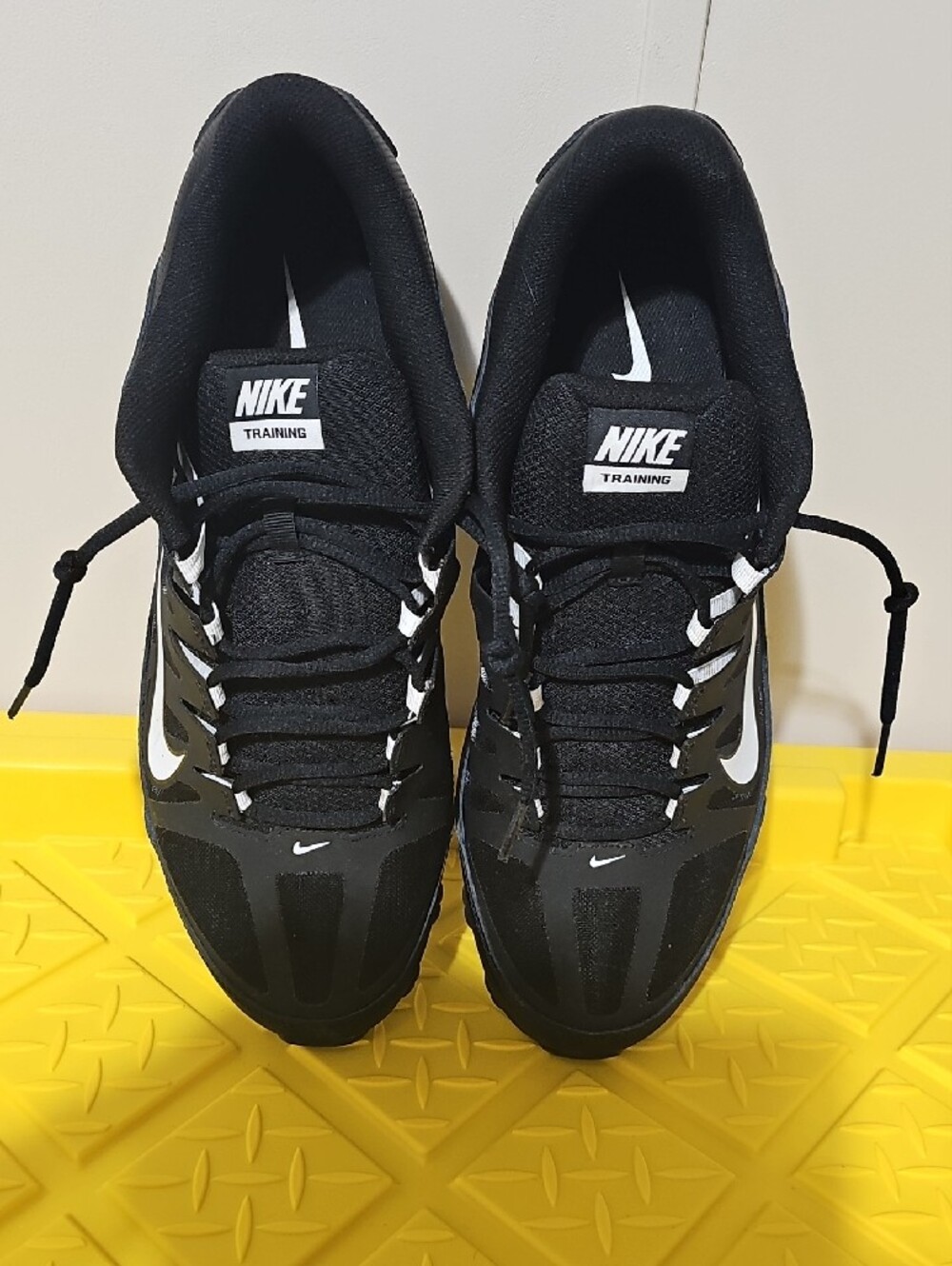 Nike Black and White Men's Reax Training Athletic Shoes - Picture 6 of 6